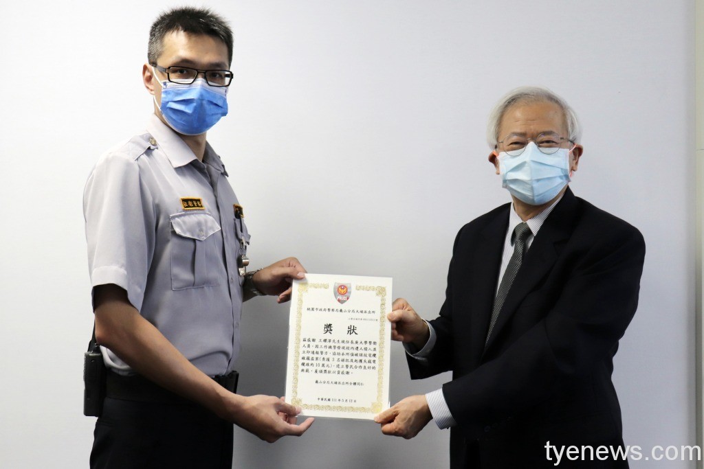 長庚大學電纜線遭竊 機智校警助破案 長庚大學湯明哲校長右頒發獎狀表揚王耀澤警衛左。