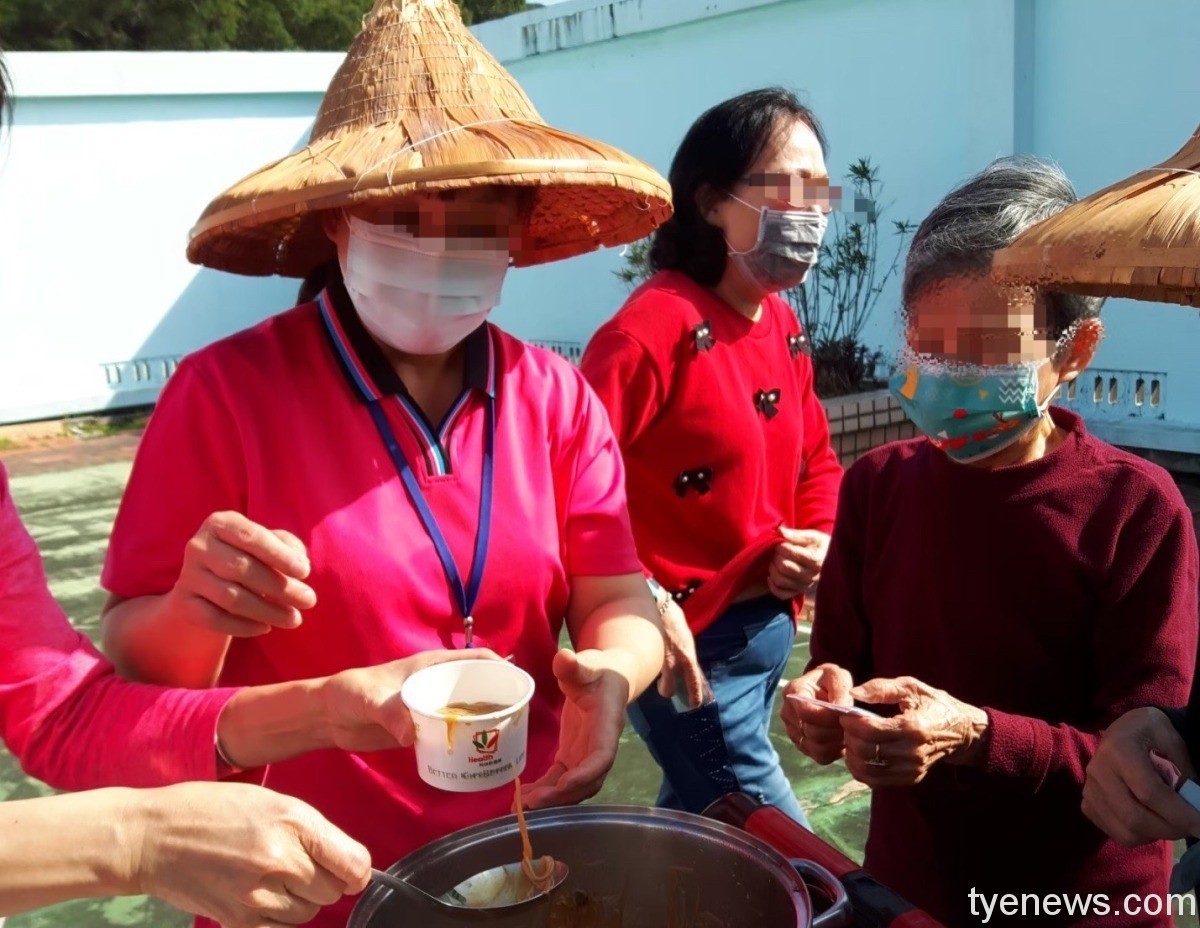 北榮桃分院樂齡園遊會 阿公阿嬤搶玩抽抽樂試手氣 長者使用園遊會代幣購買長壽麵線