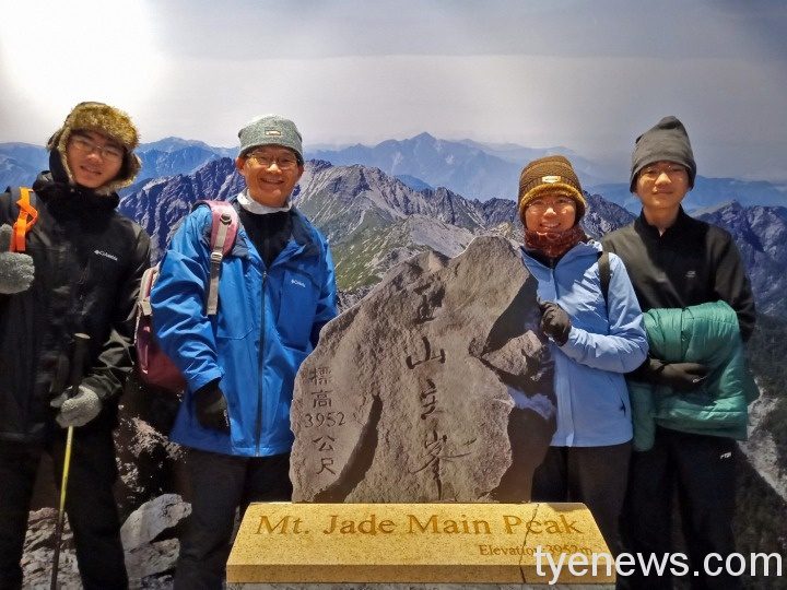 走春到塔塔加不用登頂 也能跟玉山主峰「天雷玉石」拍照打卡 附件一遊客與舊石牌及展示背板合照 1