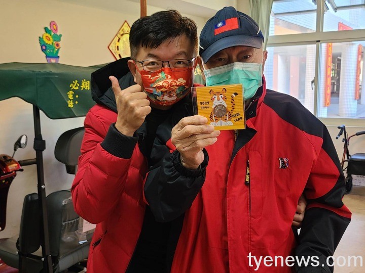 除夕家主任陪長輩過年至安養堂發送虎年小紅包 除夕家主任陪長輩過年至安養堂發送虎年小紅包