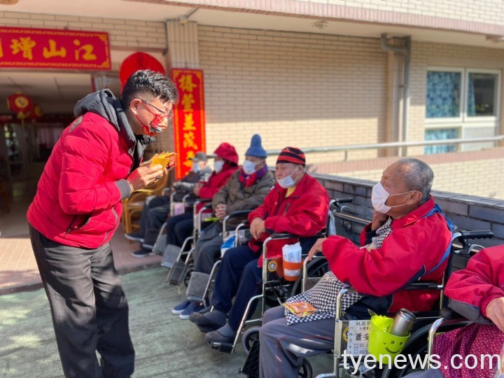 除夕家主任陪長輩過年至養護堂發送虎年小紅包-3 除夕家主任陪長輩過年至養護堂發送虎年小紅包-3