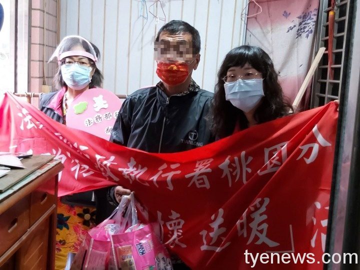 桃園分署疫情期間送暖,6日由愛心社成員前往桃園區及龜山區,關懷罹癌即將動手術的義務人以及經濟弱勢的家庭。圖:桃園分署提供 桃園分署疫情期間送暖,6日由愛心社成員前往桃園區及龜山區,關懷罹癌即將動手術的義務人以及經濟弱勢的家庭。圖:桃園分署提供