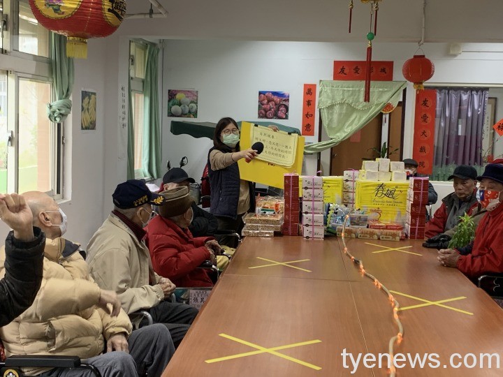 桃園榮家元宵猜燈謎活動 爺奶絞盡腦汁全力搶答 養護堂長輩舉手答題選我選我