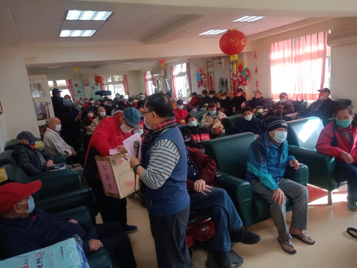桃園榮家舉辦抽獎活動 中獎長輩歡呼笑嗨嗨 鴻虎齊天抽獎樂人潮滿滿現場長輩期待抽大獎