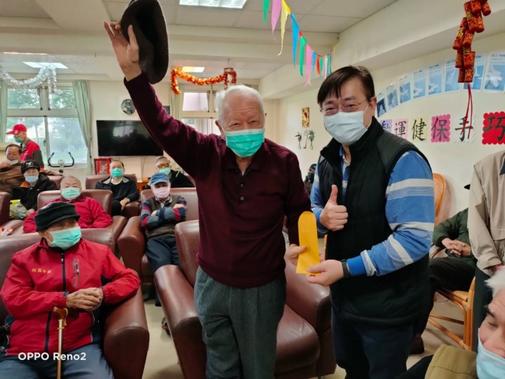桃園榮家舉辦抽獎活動 中獎長輩歡呼笑嗨嗨 鴻虎齊天抽獎樂任伯伯抽到紅包好開心