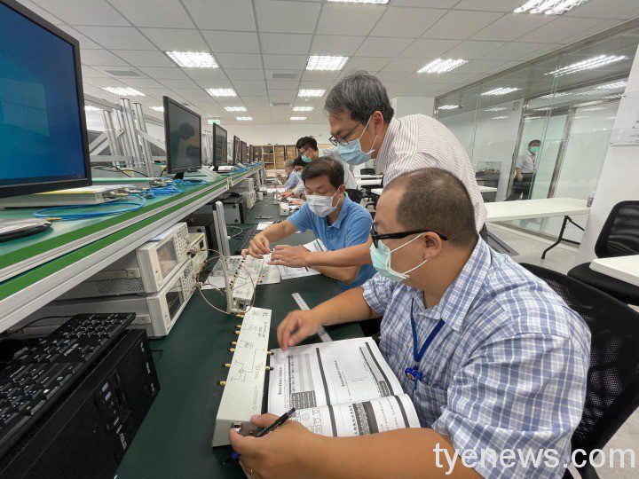 龍華科大與工研院、電電公會合作 培育5G毫米波技術人才 龍華科大、工研院、電電公會 培育5G毫米波技術應用實務人才 1