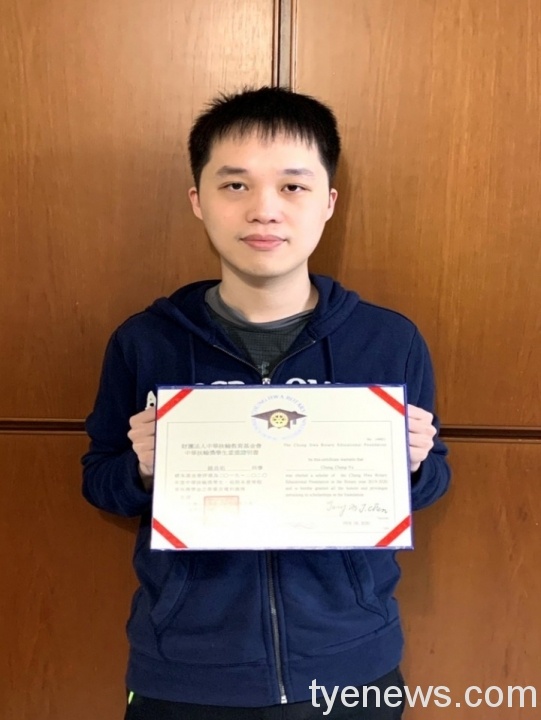 龍華科大學生鍾昌佑學習表現優異 獲中華扶輪獎學金 龍華科大應外系國際觀光會展碩士生鍾昌佑獲扶輪獎學金 2 scaled 1