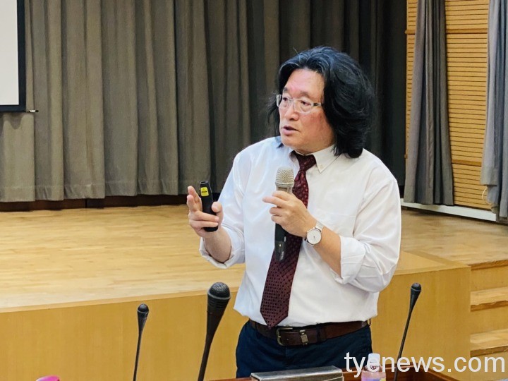 台灣人是否真的「菜英文」?龍華科大邀教授何萬順專題演講 龍華科大應外系舉辦研討會 分享雙語教學因應策略與成效 2