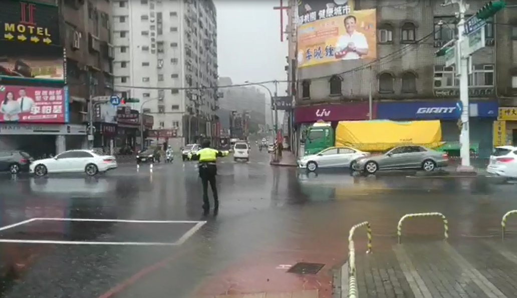 雨彈來襲!桃市多路段積水警即時交通疏導 1659412078190