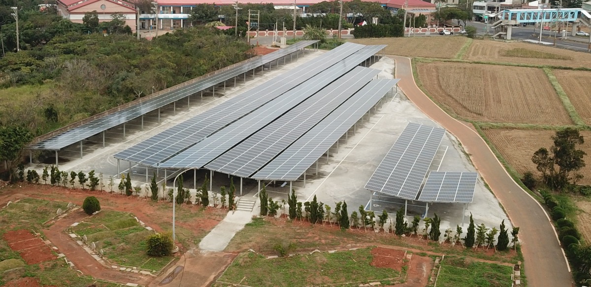 桃園第二期溫室氣體管制方案 力拼轉型零碳城市 3.新屋區第8公墓採用綠能停車棚架方式 修