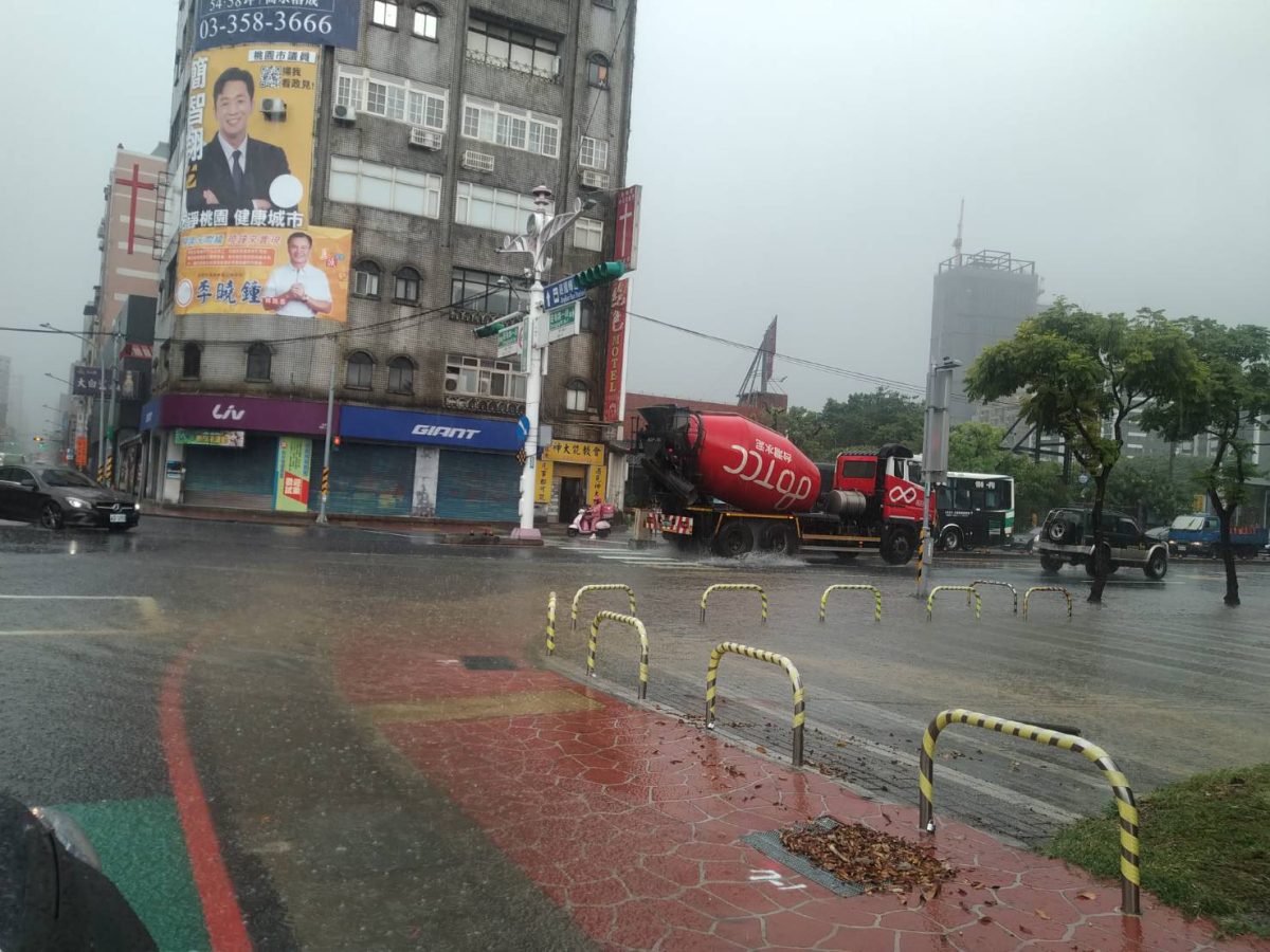 雨彈來襲!桃市多路段積水警即時交通疏導 483678 scaled 1