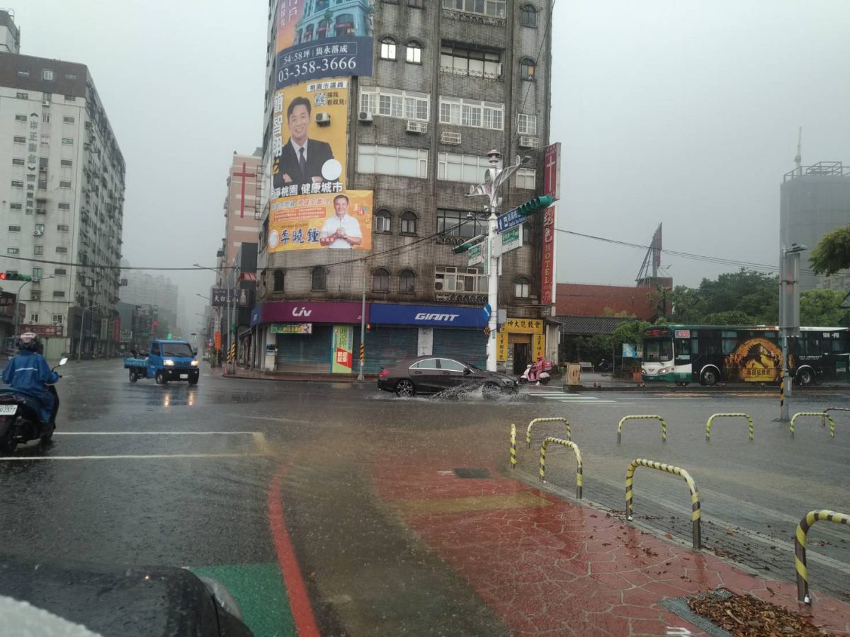 雨彈來襲!桃市多路段積水警即時交通疏導 483679 scaled 1