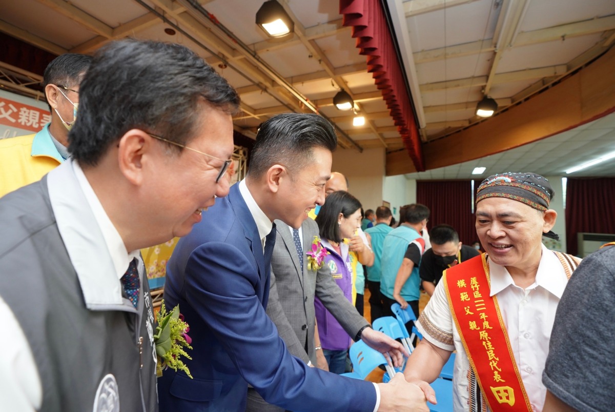 林智堅出席模範父親表揚活動 與民眾熱情打招呼 4d16376e afdc 4f17 804a bc7da9331b49