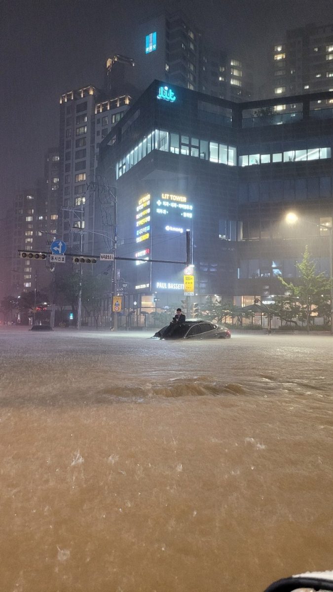 韓國暴雨成災!西裝男淡定爬車頂滑手機 宛如災難電影場景 FZpCeDVaIAE25FX scaled