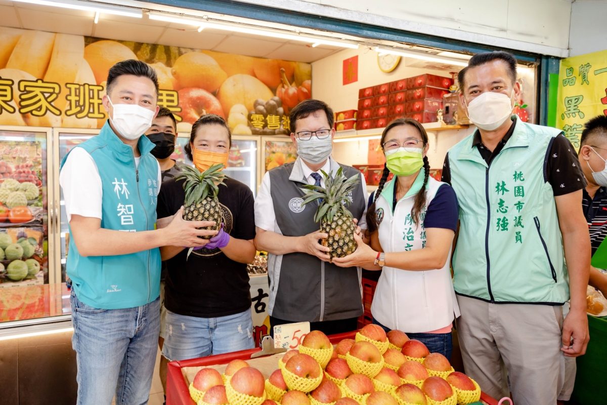 林智堅大溪市場掃街 支持台灣農產品被他搶先付款