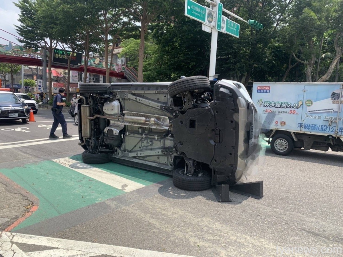 【有片】前晚吃薑母鴨還在醉 男子駕車撞燈桿側翻路中 S 109035568