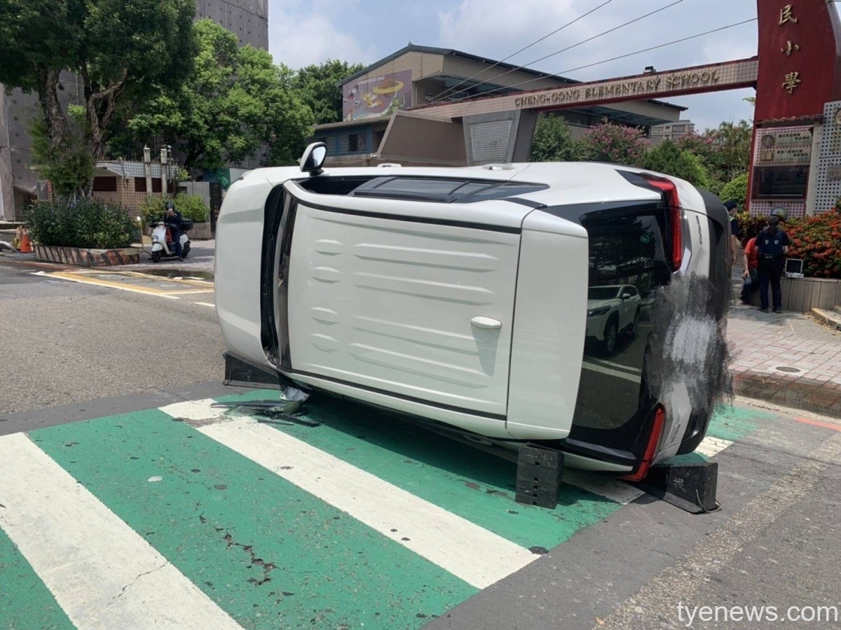 【有片】前晚吃薑母鴨還在醉 男子駕車撞燈桿側翻路中 S 109035570