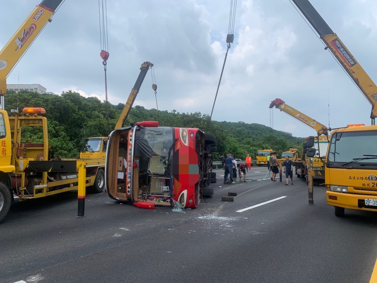 【有片】國3大溪段客運翻覆15人受傷送醫 驚險畫面曝光 S 119201870