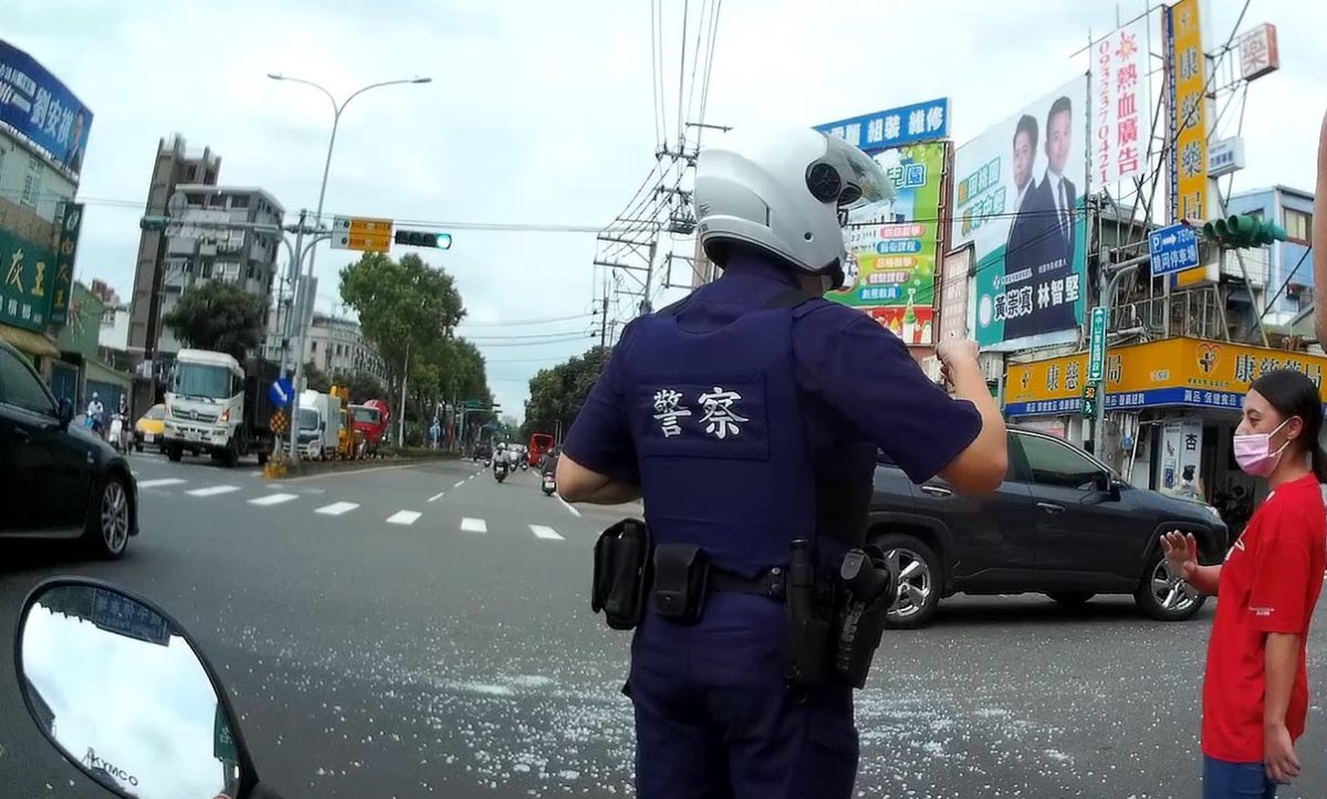 點讚!中壢警化身清潔隊清除馬路碎玻璃