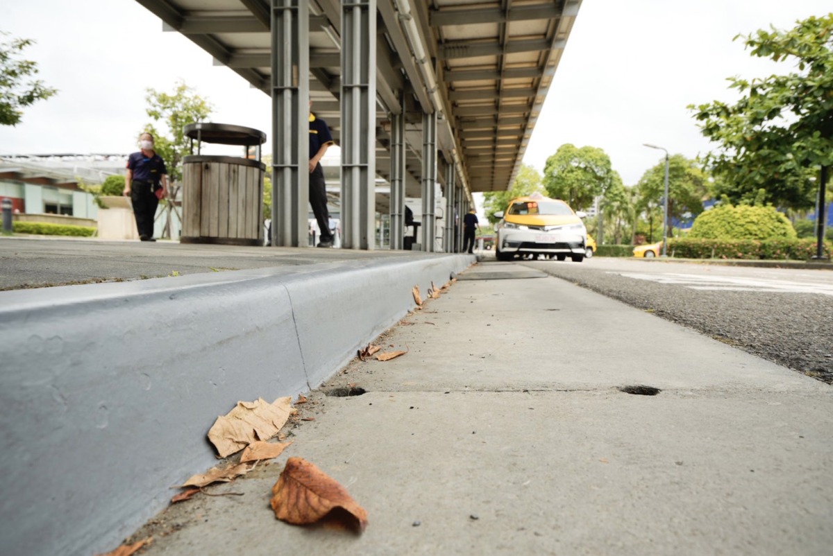 高鐵桃園站計程車上車處高低落差大 賴香伶要求設置無障礙坡道 S 145489974