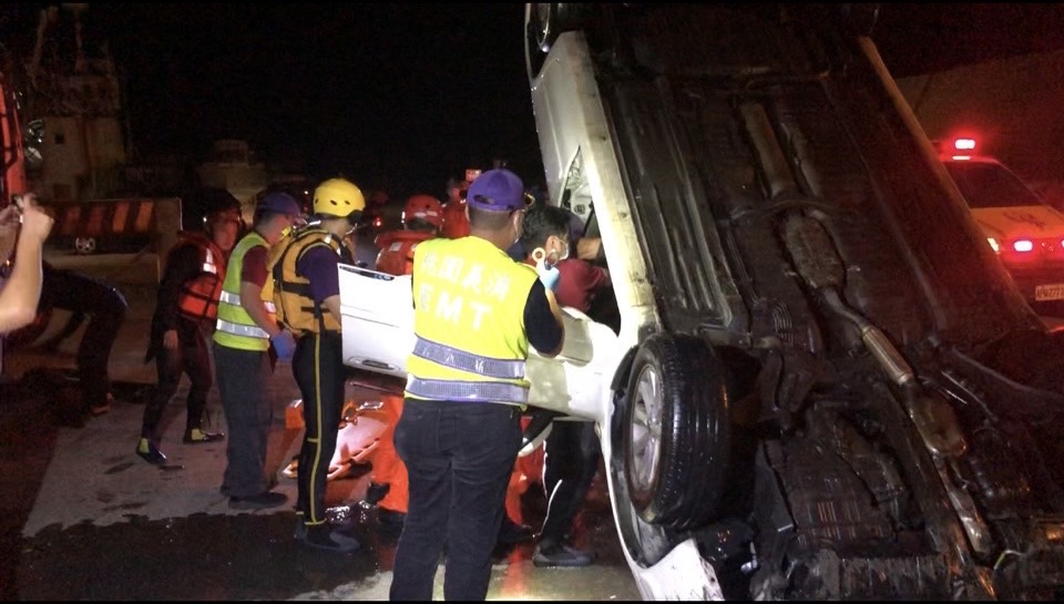 連人帶車墜竹圍漁港 駕駛失去意識送醫搶救 S 18538731