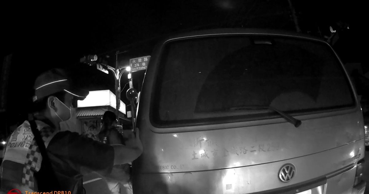 女子駕車拋錨卡路中 八德警即時推車助解圍