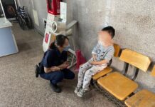 男童專心看鳥沒上車 媽媽開走後回頭驚:小孩呢