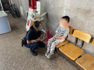 男童專心看鳥沒上車 媽媽開走後回頭驚：小孩呢