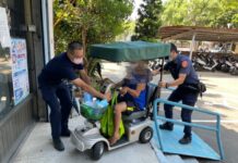 身障男駕代步車半途沒電 八德所暖警即時協助