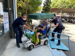身障男駕代步車半途沒電 八德所暖警即時協助