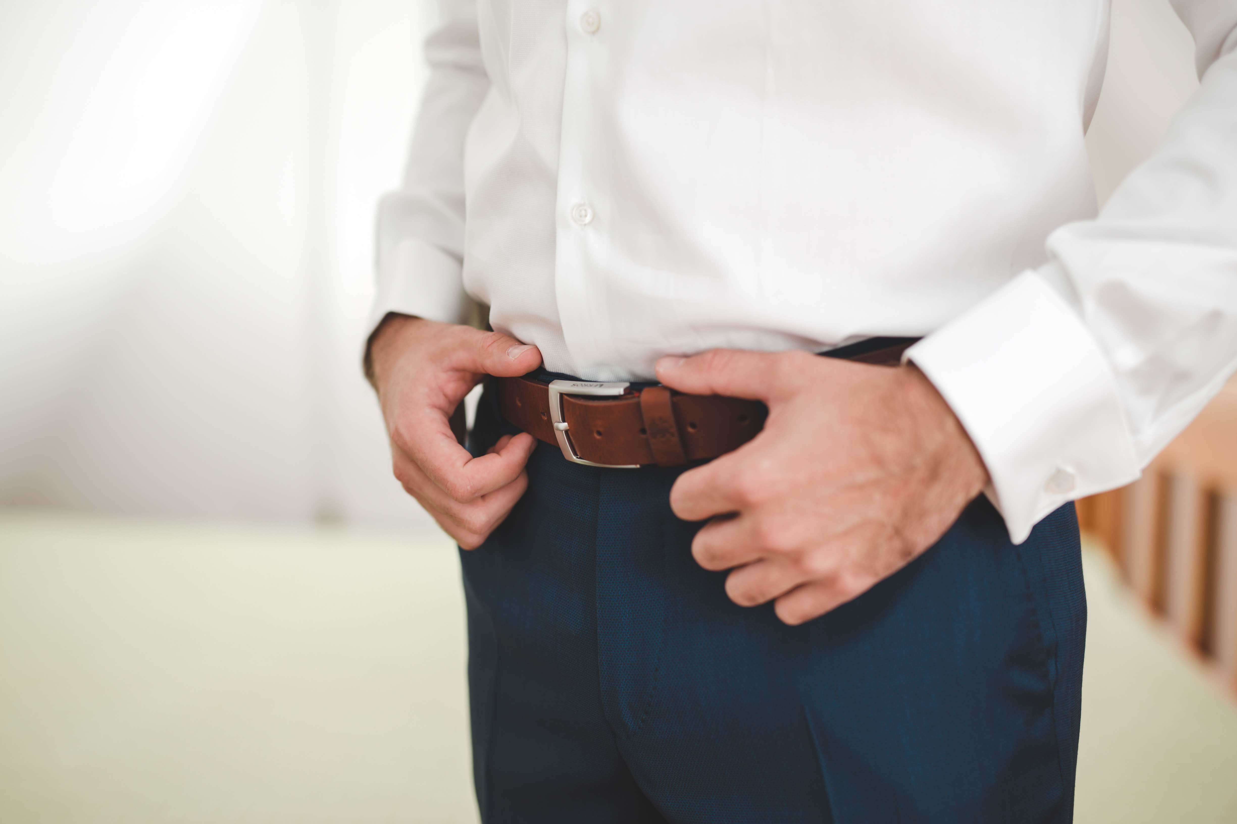 樂生醫一次性包皮環切手術 15分鐘助小弟弟「解封」 closeup elegant man standing with his hands his leather belt trousers