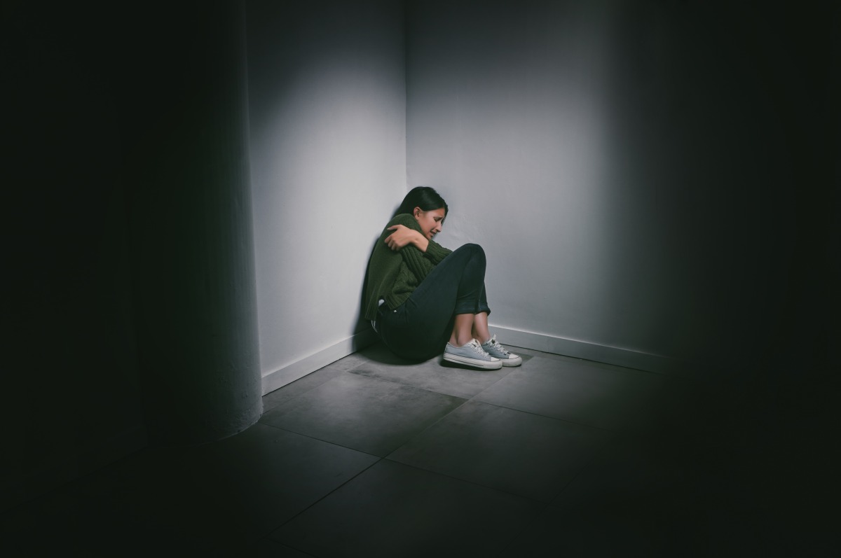 比柬埔寨更狠!東南亞人口轉賣最終站 緬甸KK園區殘忍犯行曝光 shot young woman sitting corner dark room