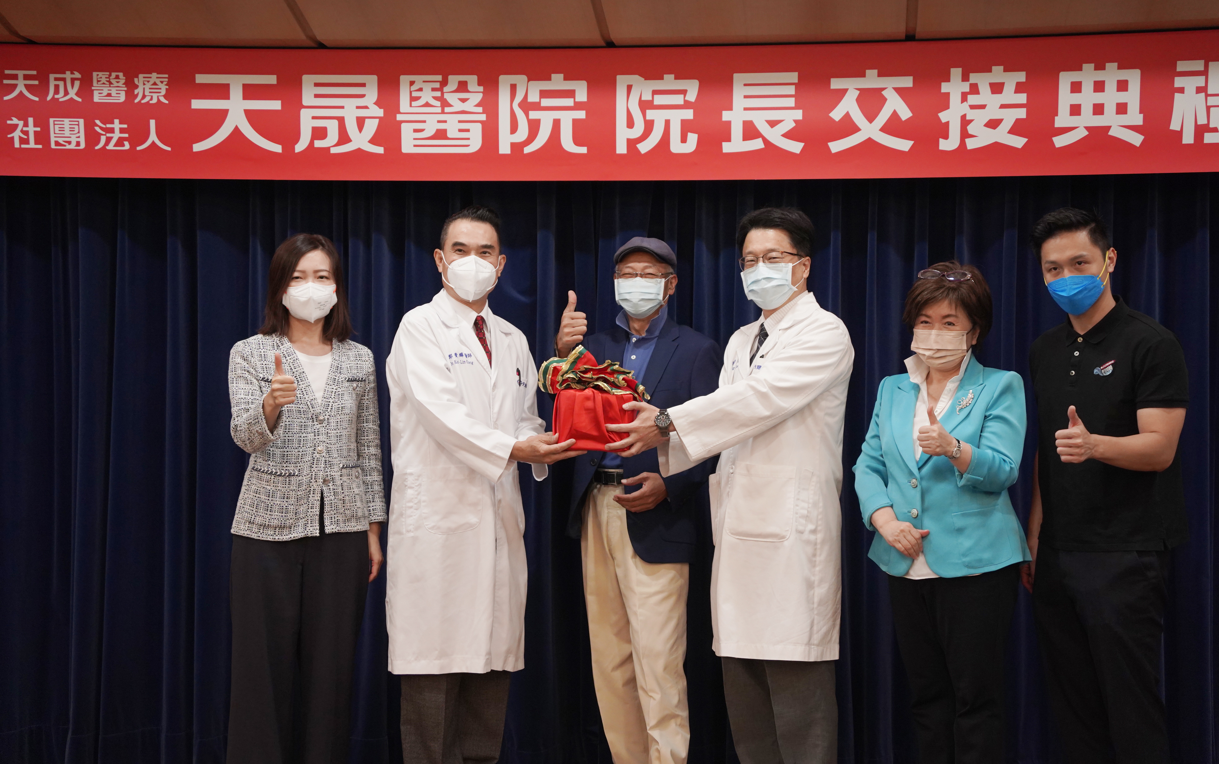 鄭貴麟新任中壢天晟醫院長 目標做到4大轉型 天成醫療社團法人徐慧伊董事長左一 新任鄭貴麟院長 左二 徐萬興總裁中 蔡芳生院長
