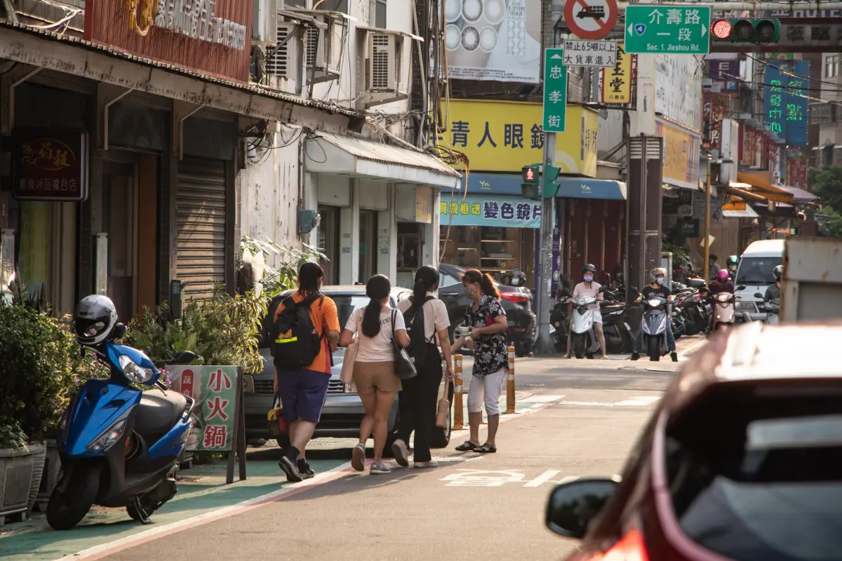 綠色標線型人行道遭占用（鄰大忠國小）