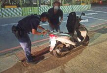 婦下班回家遇機車沒油熄火 大園警即刻伸援