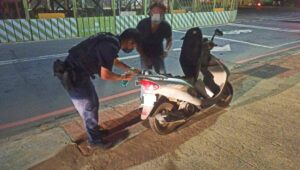 婦下班回家遇機車沒油熄火 大園警即刻伸援