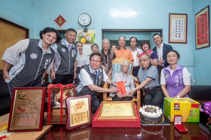 104歲人瑞藍王銀慶生 鄭文燦贈重陽禮金 - 台北郵報 | The Taipei Post