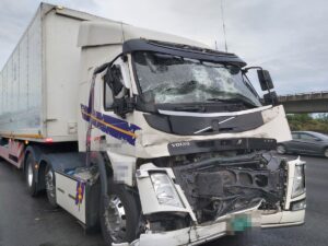 桃園市區塞爆!國1北向2大車追撞衝邊坡 車流回堵至中壢