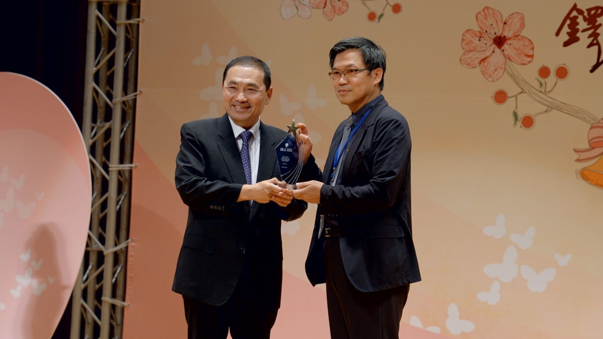 圖二：新北表揚5位師鐸獎得主，感謝教師用愛照亮學子。