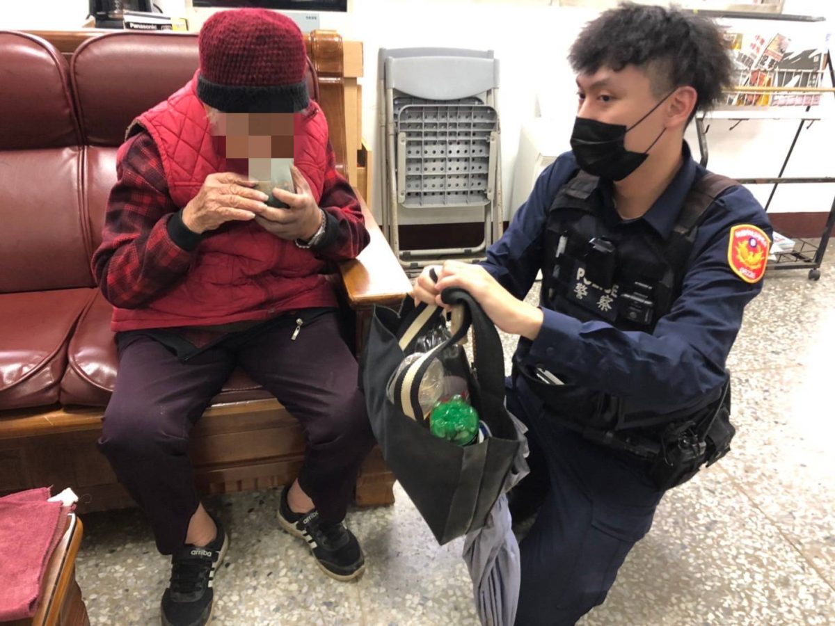9旬婦呆坐路邊淋雨 大園警過濾近百筆資料查身分 193749 scaled