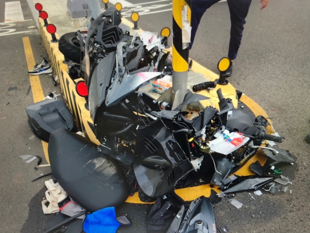 【有片】騎士左轉撞直行車當場噴飛 幸無生命危險 25日2