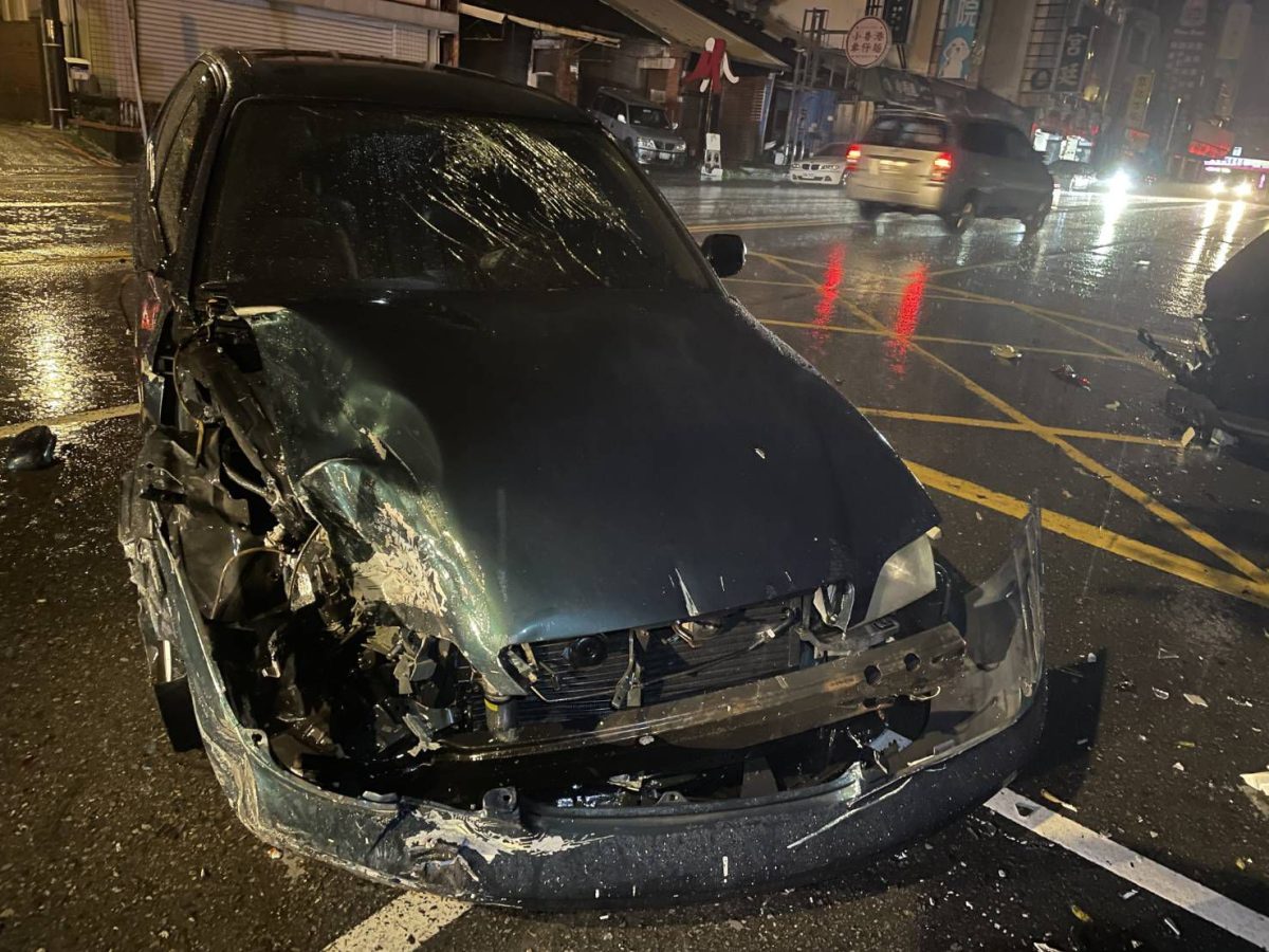 平鎮醉男酒駕失控自撞 車頭全毀 467190 scaled