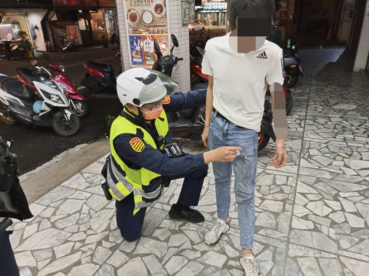 【有片】男子撒千元鈔企圖掩蓋「它」 被逮怒噴壢警:X你娘 552950 scaled