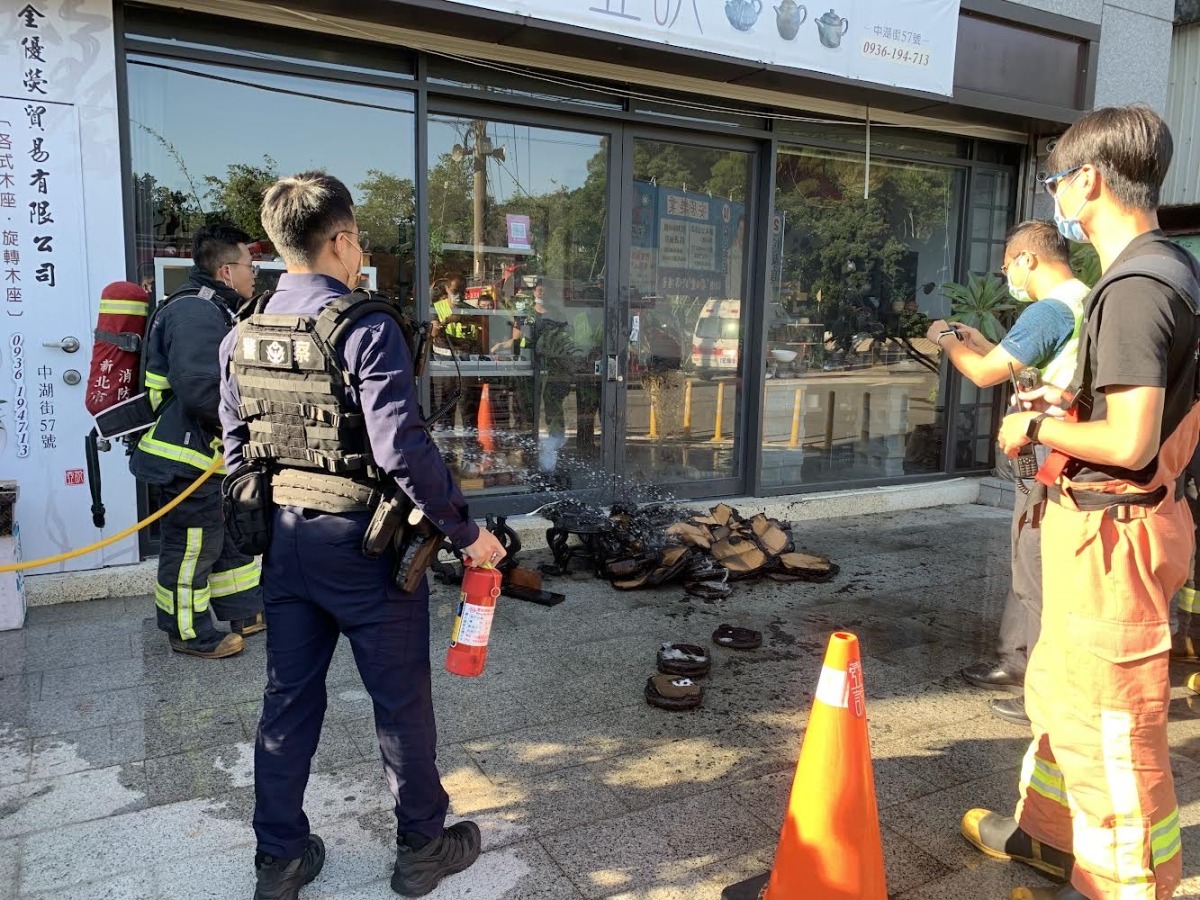 【有片】店家騎樓火勢蔓延!勇警當機立斷合力撲滅 9361D18D AEB8 4430 9752 9D119304A026