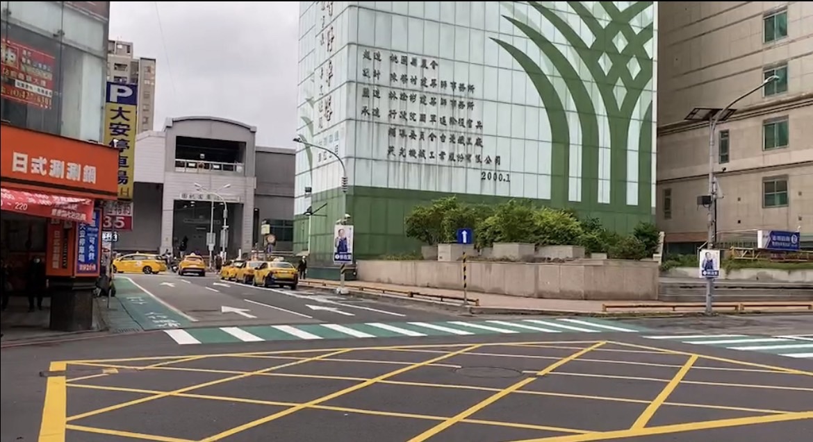 【有片】排班插隊爆衝突 小黃運將遭3人壓制痛K S 112230441
