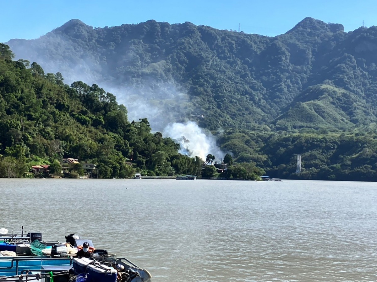 【有片】石門水庫薑母島工寮冒惡火 消防搭船前往救災 image 8981817727434770479