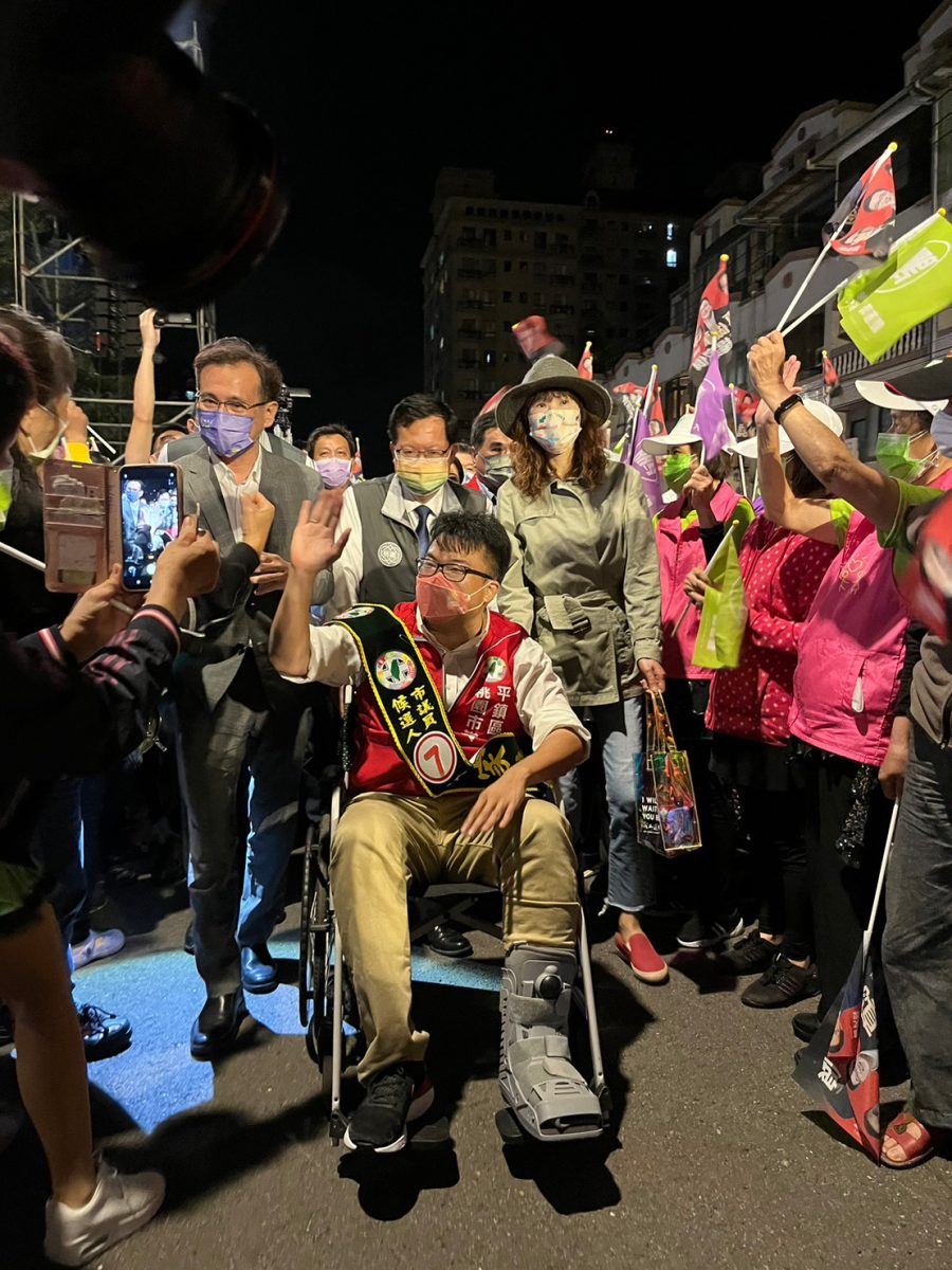勘災骨折!鄭文燦用輪椅推楊家俍進場 競總現場凍蒜聲不斷 wp 1666975943248 scaled