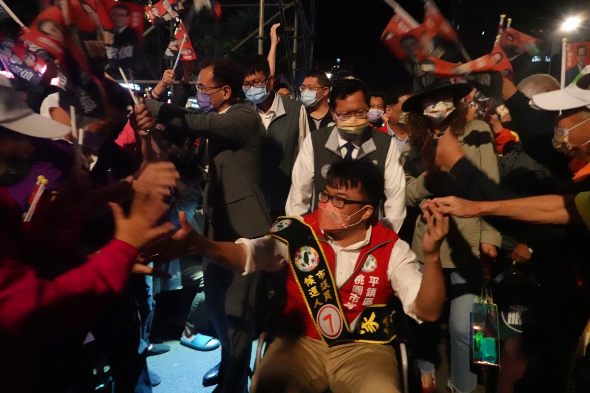 勘災骨折!鄭文燦用輪椅推楊家俍進場 競總現場凍蒜聲不斷 wp 1666975943305