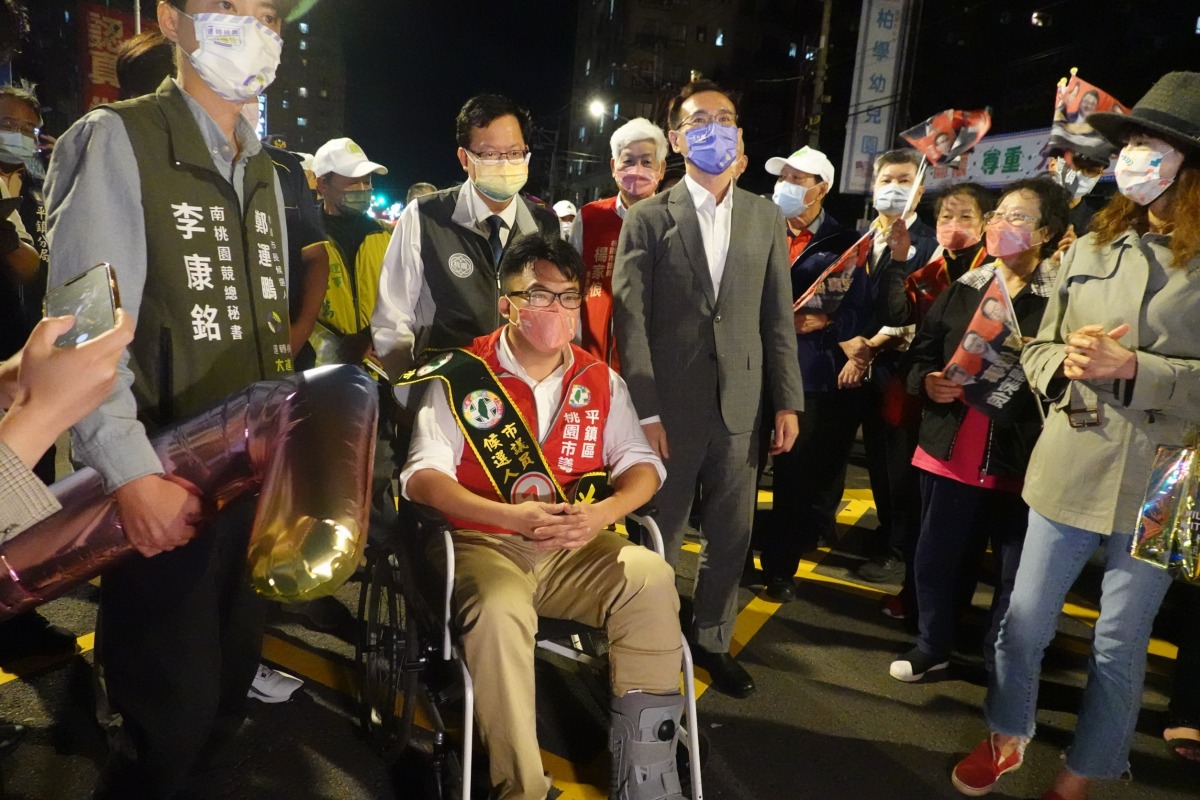 勘災骨折!鄭文燦用輪椅推楊家俍進場 競總現場凍蒜聲不斷 wp 1666975943320