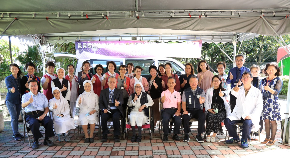 企業贈健檢巡迴服務車 聖保祿醫:感謝天使支持照護長輩健康 01 捐車合影 111.11.3